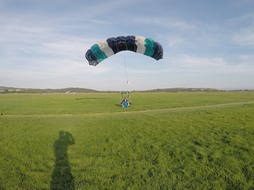 Gaz skydive with a soft landing